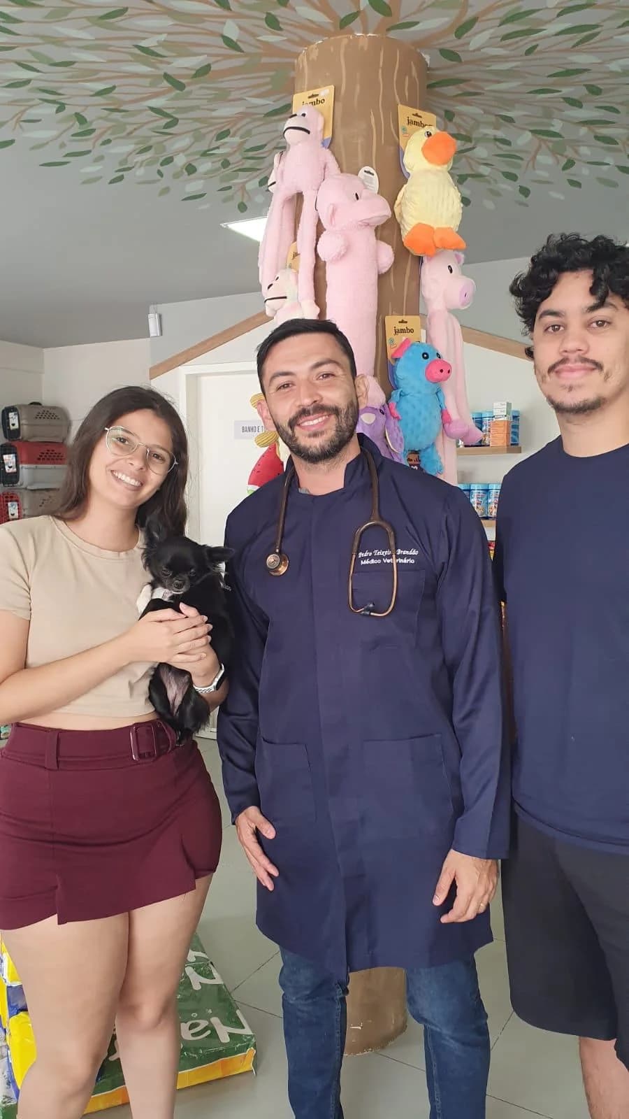 Fiora com seus tutores e o veterinário antes da viagem para o Chile