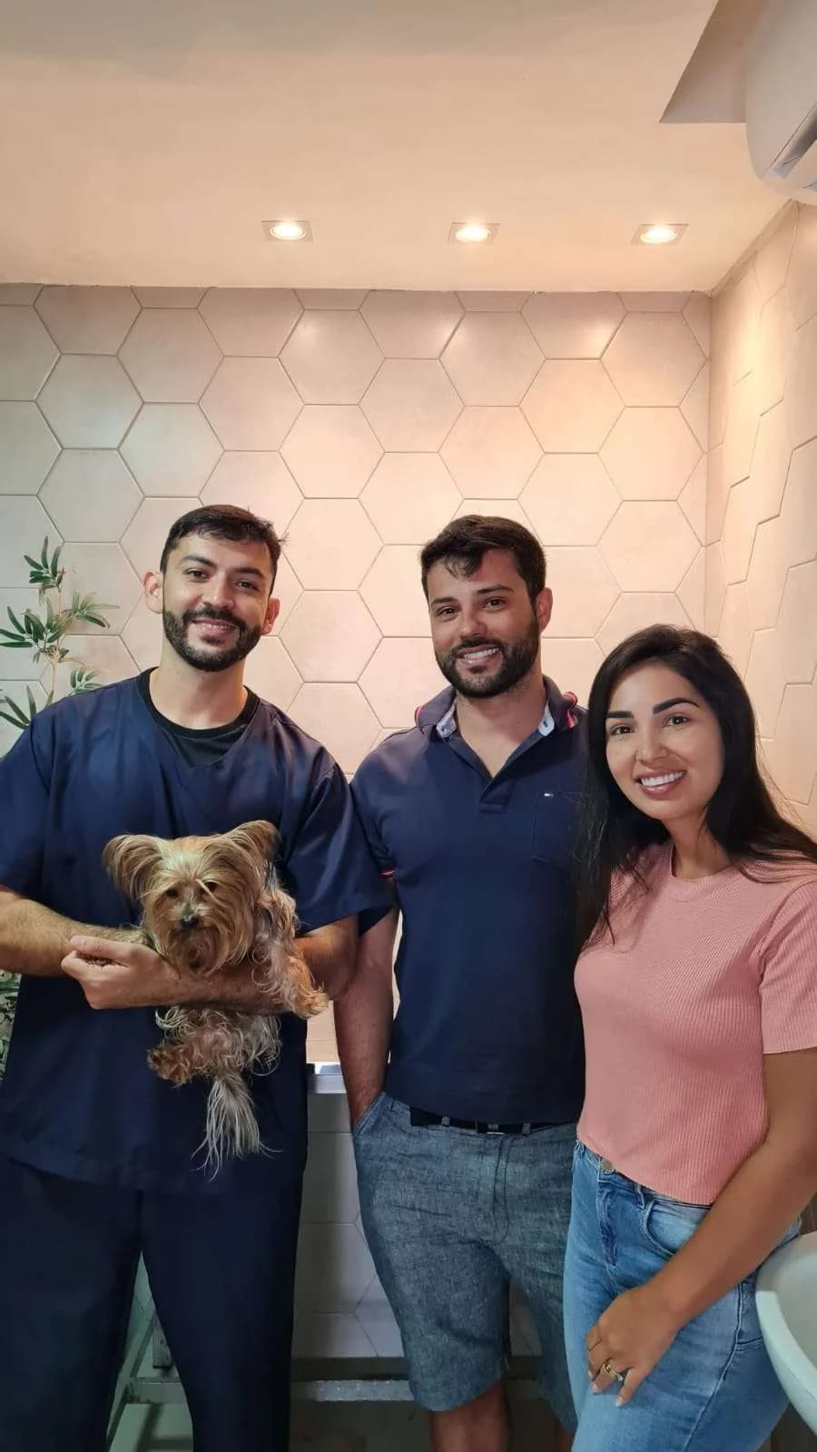 Lully com sua tutora e a equipe veterinária antes da viagem para Angola