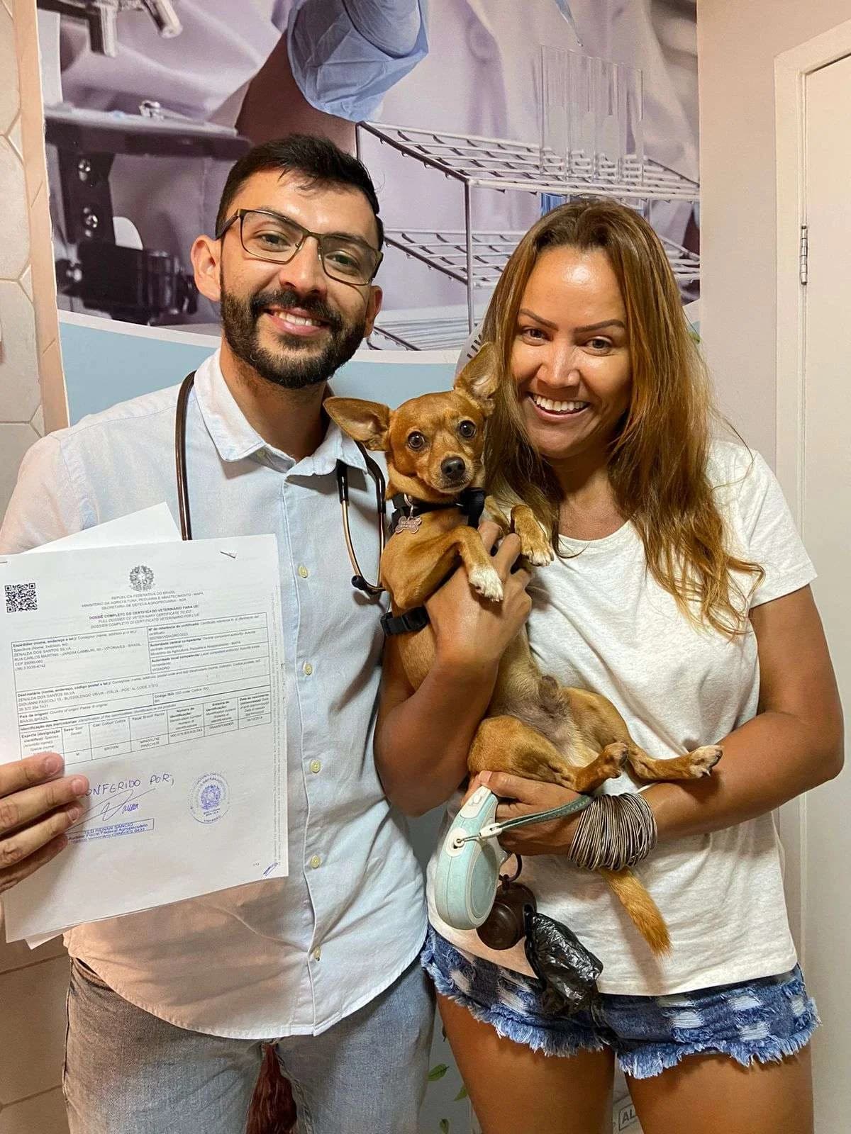 Splinter com sua tutora, o veterinário e a documentação da viagem para a Itália